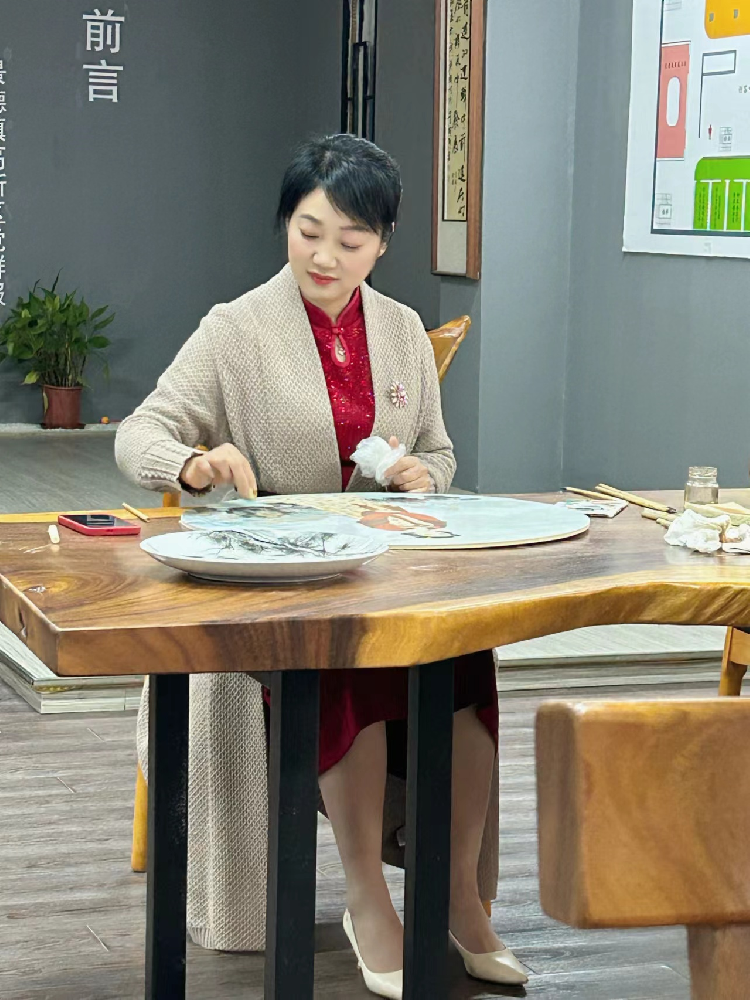 馮英霞（國(guó)瓷紅葉畫(huà)院高級(jí)畫(huà)師）