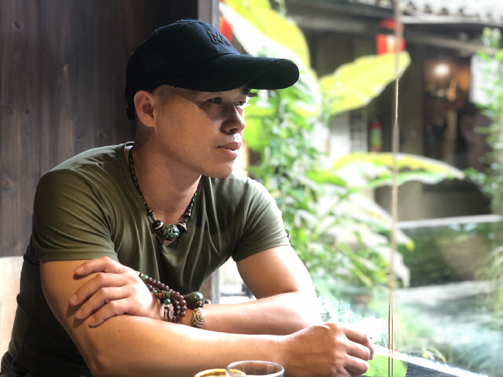 黃光華（國(guó)瓷紅葉畫院高級(jí)畫師）