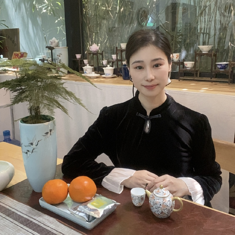 王運(yùn)婕（國瓷紅葉畫院高級畫師）