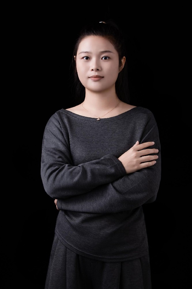 劉文君（國(guó)瓷紅葉畫院高級(jí)畫師）