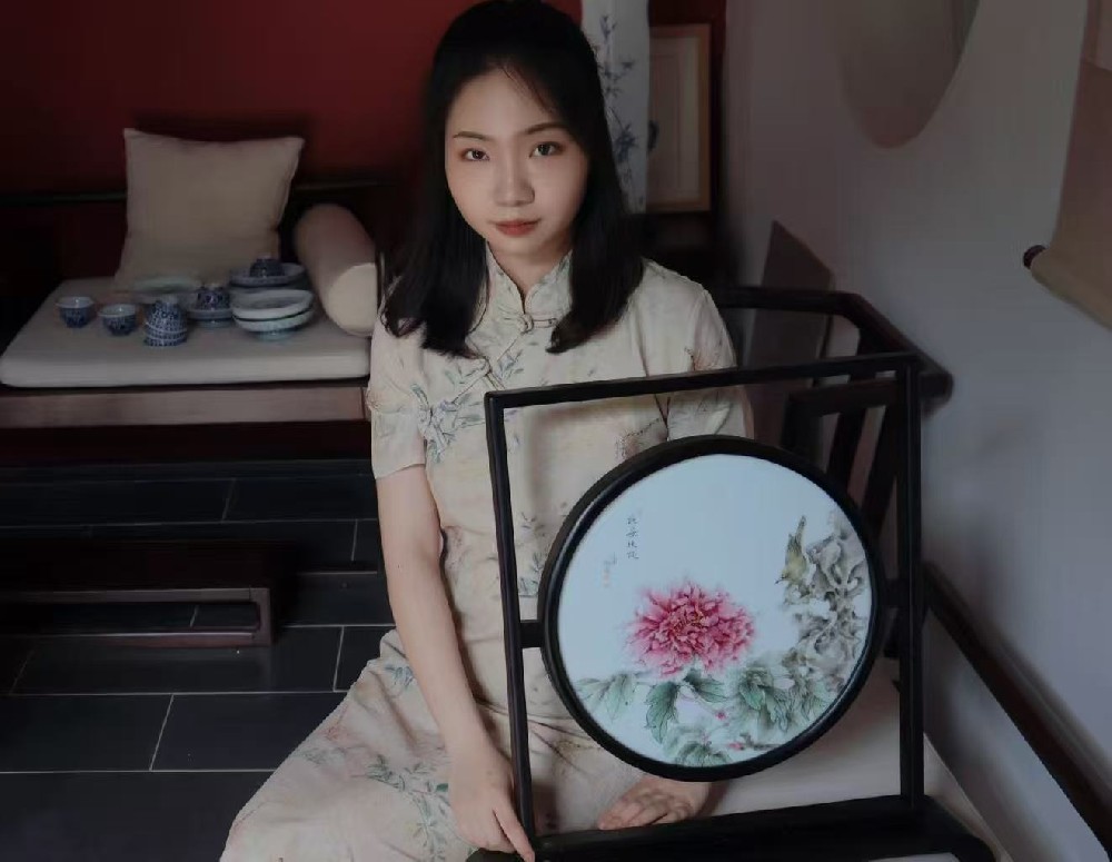 余卿晨（國(guó)瓷紅葉畫(huà)院高級(jí)畫(huà)師）